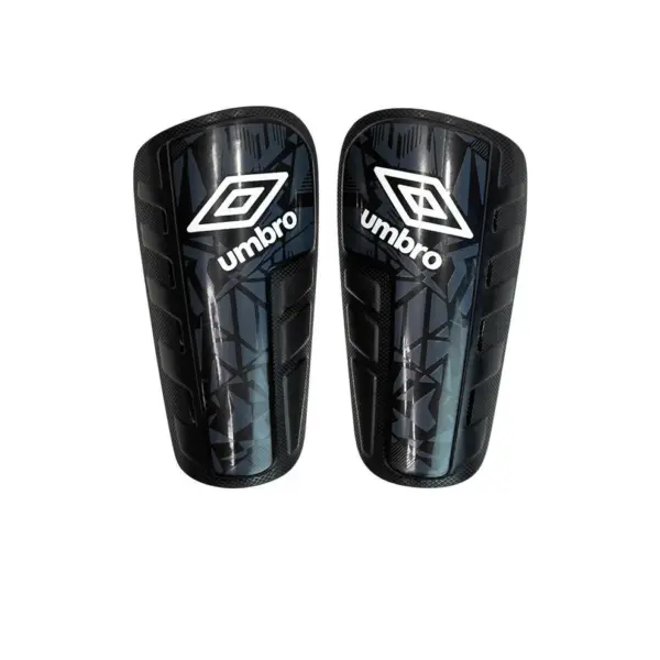 สนับแข้ง UMBRO Defender สีดำ
